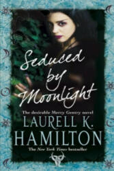 Seduced By Moonlight - Laurell K Hamilton (ISBN: 9780553816327)