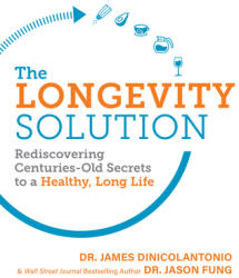 The Longevity Solution: Rediscovering Centuries-Old Secrets to a Healthy, Long Life - Jason Fung, James Dinicolantonio (ISBN: 9781628603798)