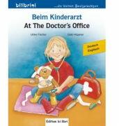 Beim Kinderarzt Kinderbuch Deutsch-Englisch mit Wort-Bild-Leiste auf jeder Seite - Ulrike Fischer, Gabi Hoppner (ISBN: 9783195795968)