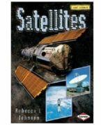 Satellites - Rebecca L. Johnson (ISBN: 9781580134323)