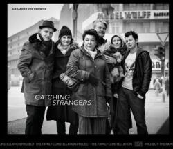 Alexander von Reiswitz: Catching Strangers. The Family Constellation Project - Inszenierte Porträts & Geschichten über Familie, (ISBN: 9783775759465)