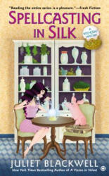 Spellcasting in Silk - Juliet Blackwell (ISBN: 9780451465788)