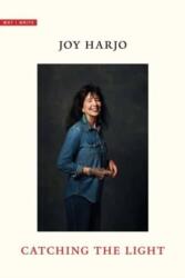 Catching the Light - Joy Harjo (ISBN: 9780300274066)
