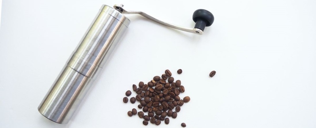 A kézzel történő kávédarálás a régmúlt idők egyik módja a kávéőrlésnek A kézzel történő kávédarálás a régmúlt idők egyik módja a kávéőrlésnek