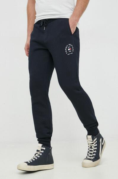 Tommy Hilfiger pantaloni de trening barbati, culoarea albastru marin, cu  imprimeu 9BYY-SPM0CI_59X (Pantaloni trening barbati) - Preturi