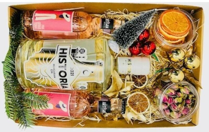 Vásárlás: Karácsonyi Historia gin ajándékcsomag feliratos díszdobozban  Ajándékkosár árak összehasonlítása,  KarácsonyiHistoriaginajándékcsomagfeliratosdíszdobozban boltok