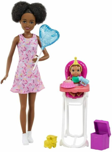 Barbie - Skipper Barna bőrű bébiszitter baba etetőszékkel (GRP41)