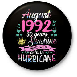 printfashion Születésnap 1992 Augusztus - Napfény egy kis hurrikánnal! - Kitűző, hűtőmágnes - Fekete (7536436)