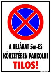 A bejárat 5m-es körzetében parkolni tilos! Tábla matrica