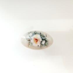 AT Fém-porcelán bútorgomb, ovális, arany - elefántcsont színű, virág motívummal (P01_01_12_06)