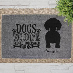  Dogs Welcome" Beagle szöveges lábtörlő szürke háttérrel (60 x 40 x 0, 2 cm)
