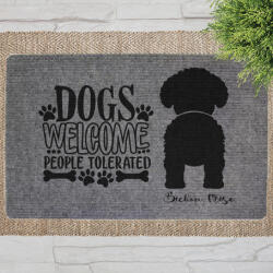  Dogs Welcome" Bischon Frise szöveges lábtörlő szürke háttérrel (60 x 40 x 0, 2 cm)