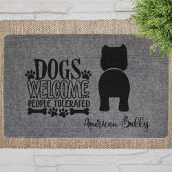 Dogs Welcome" American Bully szöveges lábtörlő szürke háttérrel (60 x 40 x 0, 2 cm)