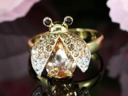  Arannyal bevont katicabogár gyűrű borostyánszínű Swarovski kristállyal (0883. ) (XR114)