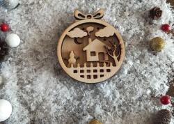 Handmade Glob de Crăciun din lemn cu motive reprezentative de iarnă - Om de zapada langa casuta