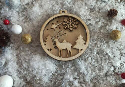 Handmade Glob de Crăciun din lemn cu motive reprezentative de iarnă - Cerb intre brazi