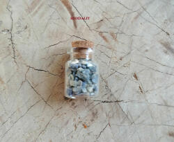  Ásvánnyal töltött kis üvegcsék talizmánnak szodalit