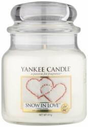 Yankee Candle Snow in Love lumânare parfumată Clasic mediu 411 g