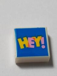 LEGO® 3070bpb154c1 - LEGO fehér csempe 1 x 1 méretű, kék hátteren világos rózsaszín és sárga 'HEY! ' mintával (3070bpb154c1)