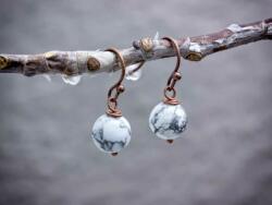 R. M. ékszer Howlit lógós réz drót fülbevaló 8mm (18741RM)