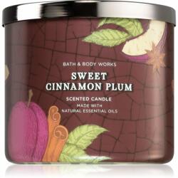 Bath & Body Works Sweet Cinnamon Plum lumânare parfumată 411 g
