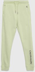 Calvin Klein Jeans pantaloni de trening din bumbac pentru copii culoarea verde, cu imprimeu PPYX-SPB008_70X