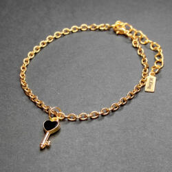 Maria King Arany színű karkötő fekete tűzzománc kulcs charmmal (STM-440-k-a)