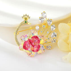 Arannyal bevont exkluzív páva bross pink és színjátszó Swarovski kristályokkal (0591. ) (XR10600F)