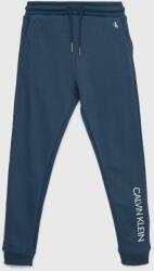 Calvin Klein Jeans pantaloni de trening din bumbac pentru copii culoarea albastru marin, cu imprimeu PPYX-SPB008_59X