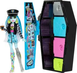 Mattel Monster High Frankie Stein baba ruhásszekrénnyel és sok rejtélyes kiegészítővel (Skulltimate Secrets)