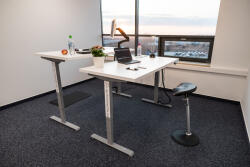 BeActive Elektromosan Állítható Asztal - Fekete, Dió, 36 mm, 138x70