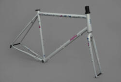 Csepel Deepspace 2022 28-as (622-es) adventure/gravel kerékpár váz és villa szett, acél, világos szürke, 590-es vázméret