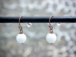 R. M. ékszer Tejkvarc lógós réz drót fülbevaló 8mm (19033RM)