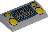 LEGO® 88930pb149c86 - LEGO világos szürke lejtő 2 x 4 x 2/3 méretű, sima, sárga fényszóró, szürke rács és kék szegély mintával (88930pb149c86)