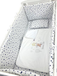 Deseda Lenjerie de patut bebelusi personalizata imprimata 120x60 cm stelute bleumarin pe alb - ursuletul calator Lenjerii de pat bebelusi‎, patura bebelusi