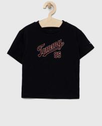 Tommy Hilfiger gyerek pamut póló sötétkék, nyomott mintás - sötétkék 122 - answear - 8 385 Ft