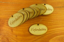 Natúr fa - "Évfordulóra" gravírozott ovál tábla 2, 5x4cm 10db/csomag - kosarbolt
