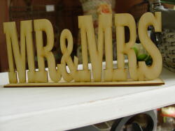 Natúr fa - "Mr & Mrs" felirat talppal 25cm - kosarbolt