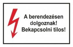  Matrica "A berendezésen dolgoznak! Bekapcsolni tilos! ", öntapadós - 160x100mm (V52KICSI) (V52KICSI)