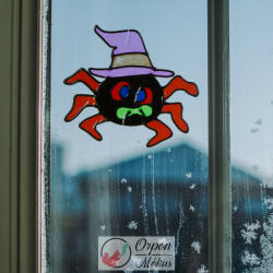  Halloween-i ablakdekor: színes, csillámos pók