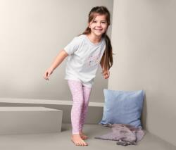 Tchibo Kislány pizsama, leopárdmintás, fehér/rózsaszín Fehér felsőrész egy helyen nyomott, többszínű mintával Rózsaszín leggings fehér-világoskék nyomott leopárdmintával 98/104