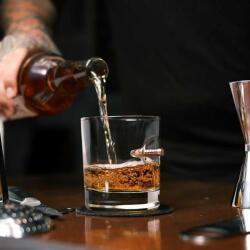 A Hundred Glasses Pahar Whisky - Glonț