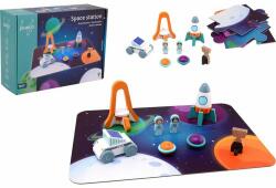 joueco - set de joaca din lemn certificat fsc, statie spatiala, include o plansa si 6 figurine in forma de elemente spatiale, 12 luni+, multicolor (80133)