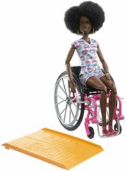 Mattel Model Barbie Mattel in scaun cu rotile in salopeta cu inimioare (25HJT14)