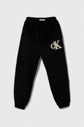 Calvin Klein Jeans pantaloni de trening din bumbac pentru copii culoarea negru, cu imprimeu 9BYX-SPB011_99X
