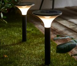 Tchibo 2 leszúrható kerti lámpa, napelemes Szatinált fehér lámpaernyő Fekete földbe szúrható nyársak