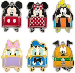 Loungefly Insigna Loungefly Disney: Mickey Mouse - Mickey & Friends, Asortiment (081759)