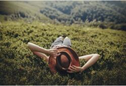  Tablou Canvas Lady In Hat Lying On Green Grass Meadow, 80x50cm, tabloucanvas192 (tabloucanvas192/50x80cm)