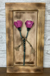 Kovácsoltvas csavart rózsapár BOROVI fenyőfa keretben - rózsaszín/zöld antik (B2RLZA)