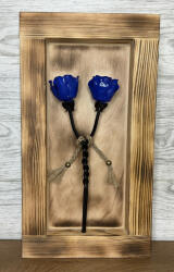  Kovácsoltvas csavart rózsapár BOROVI fenyőfa keretben - kék/fekete (B2KF)
